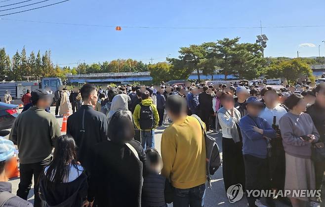 '서울 ADEX 2023' 끝없는 대기 줄 (성남=연합뉴스) 국내 최대 항공우주·방위산업 전시회 '서울 ADEX 2023'이 열린 경기 성남시 서울공항은 이른 오전부터 방문객들로 인산인해를 이뤘다. 사진은 입장을 기다리는 사람들. 2023.10.21 [독자 제공. 재판매 및 DB 금지] you@yna.co.kr