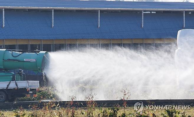 '럼피스킨병을 막아라' (평택=연합뉴스) 홍기원 기자 = 22일 경기도 평택시의 한 축사 주변에서 방역차가 소 바이러스성 질병인 럼피스킨병을 막기 위해 방역을 하고 있다. 2023.10.22 xanadu@yna.co.kr