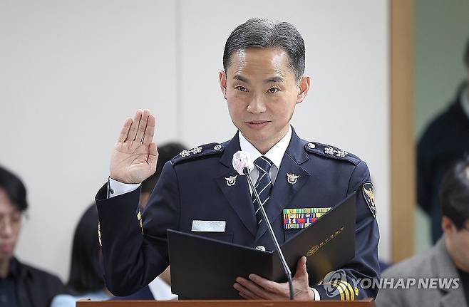 국감서 선서하는 김수영 대구경찰청장 (대구=연합뉴스) 윤관식 기자 = 김수영 대구경찰청장이 23일 대구경찰청에서 열린 국회 행정안전위원회의 대구시경찰청에 대한 국정감사에서 선서하고 있다. 2023.10.23 psik@yna.co.kr