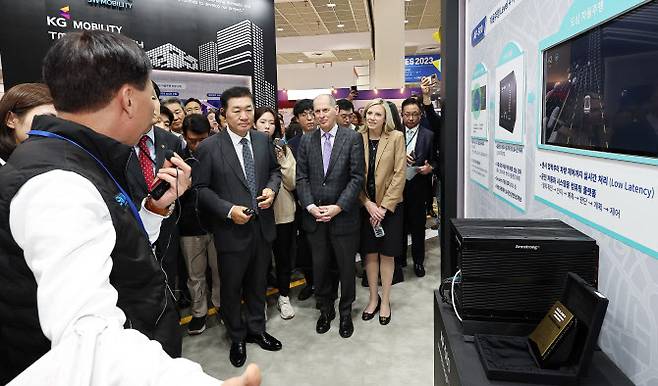 한종희 삼성전자 부회장(가운데)이 24일 오전 서울 강남구 코엑스에서 열린 제54회 한국전자전(KES 2023)을 찾아 업체 관계자에게 자율주행 시스템 설명을 듣고 있다. 산업통상자원부와 한국전자정보통신산업진흥회(KEA)가 주관하는 올해 한국전자전에는 한국·미국·일본·독일·중국 등 10개국 480개사가 참여해 모빌리티·메타버스 등 전자업계의 최신 기술을 선보인다. (사진=뉴스1)