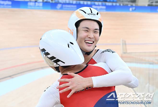 김정빈(오른쪽)과 윤중헌(파일럿)이 경기를 마치고 환호하는 모습. 항저우공동취재단