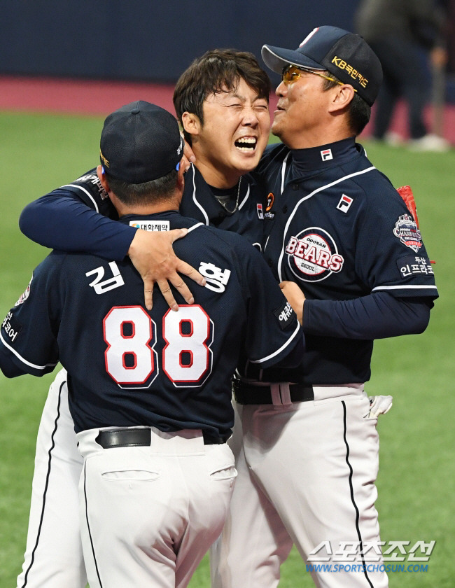 2019년 한국시리즈 우승 직후 김태형 감독, 강석천 코치를 격하게 포옹하는 배영수. 스포츠조선DB