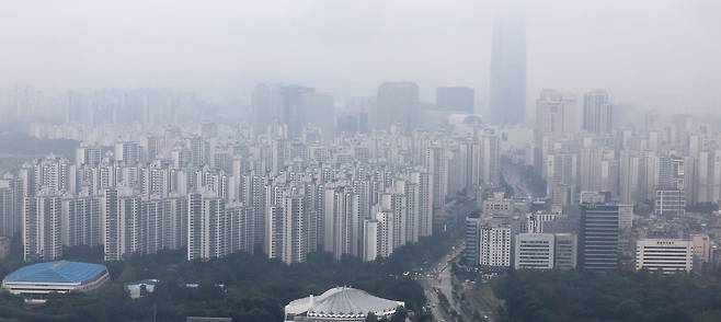 서울 강남구 무역센터에서 바라본 서울 송파구의 아파트 단지. /뉴스1