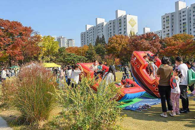 지난해 양천공원에서 열린 가을힐링파크데이 에어바운스 체험 현장. /양천구