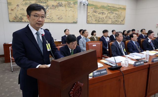 김영태 서울대병원장이 24일 국회 교육위원회 국정감사에서 업무보고를 하고 있다.ⓒ연합뉴스