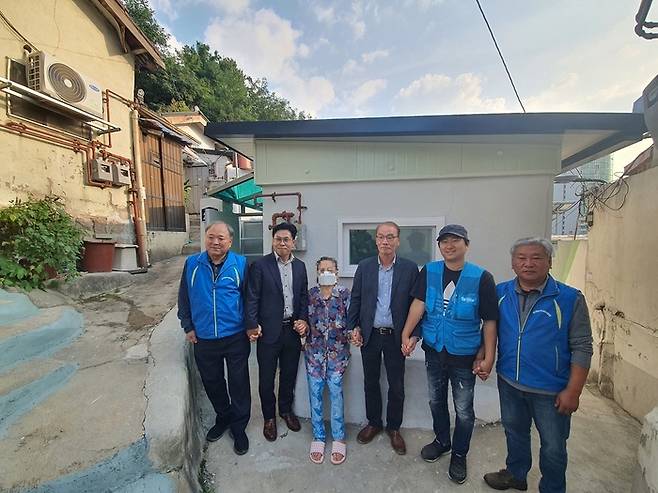 서울 종로구 숭인1동과 한국해비타트 관계자가 취약계층 집수리 사업을 마치고 주민과 함께 기념촬영을 하고 있다. 사진=종로구