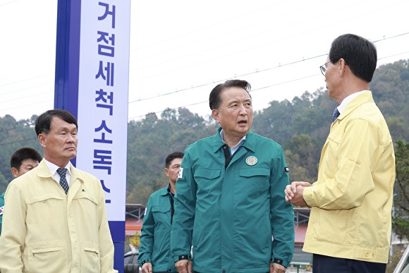 김영환(가운데) 지사가 24일 럼피스킨병이 발생한 음성군 원남면을 방문해 축산차량 소독 상황 등을 점검했다. [사진=충북도]