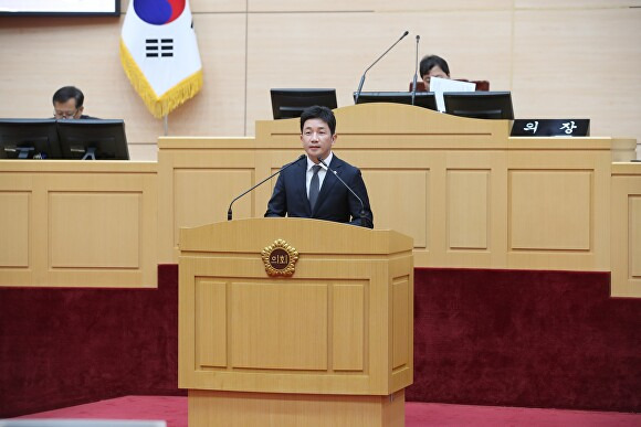 김진남 전남도의원이 제375회 제2차 본회의에서 '순천정원초 설립안'을 설명하고 있다. [사진=전라남도 의회]