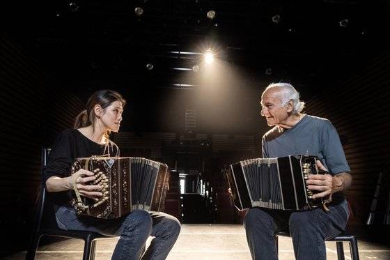지난 12일 마포아트센터에서 만난 반도네온의 거장 네스토르 마르코니(우)와 그의 제자 고상지(좌). 권혁재 사진전문기자