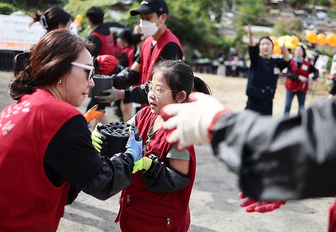 7일 오전 서울 노원구 백사마을에서 열린 ‘사랑의 연탄 300만장 나눔 재개식’에서 자원봉사자들이 연탄을 배달하고 있다. 연합뉴스