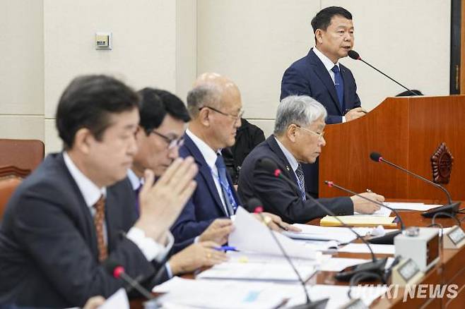 윤석대 한국수자원공사 사장이 24일 오후 서울 여의도 국회에서 열린 환경노동위원회의 한국수자원공사, 한국공단, 국립공원공단, 수도권매립지관리공사 등에 대한 국정감사에서 의원 질의에 답하고 있다.