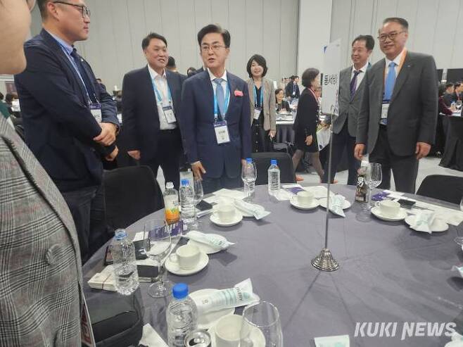 김태흠 지사가 세계한인경제인대회 참석자들과 환담하고 있다.   사진=홍석원 기자