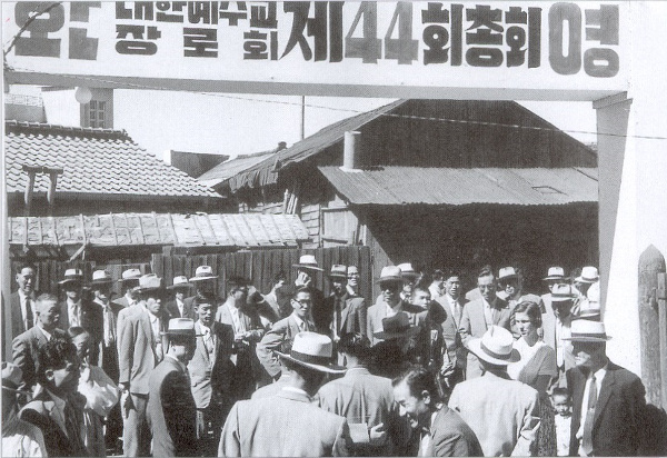 한국교회는 1950년대 장로교에서 신학적 차이로 분열했으며 이후엔 군소교단에서 이합집산을 거듭했다. 사진은 1959년 통합과 합동으로 분열된 대한예수교장로회 제44회 총회 모습. 한국기독교역사연구소 제공
