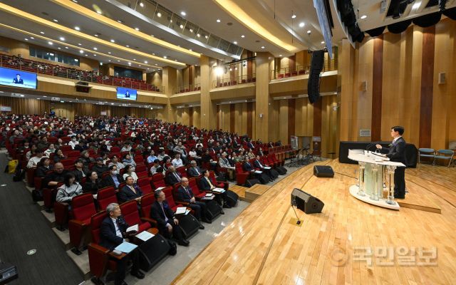 권성수 대구동신교회 원로목사가 24일 서울 서초구 백석대학교 하은홀에서 열린 백석대 신대원 채플에서 설교를 전하고 있다. 신석현 포토그래퍼