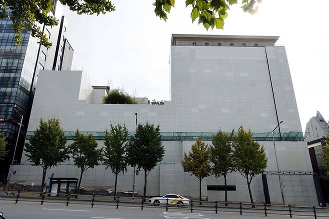 최고급 주거시설로 개발을 추진 중인 청담동 프리마호텔이 철거를 앞두고 가림막으로 완전히 가려져 있다. 금융권이 대출 연장을 거부하면서 사업이 난관에 직면했다.  김호영 기자