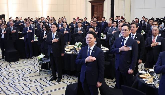 [리야드=뉴시스] 전신 기자 = 사우디아라비아를 국빈 방문중인 윤석열 대통령과 부인 김건희 여사가 23일(현지시간) 사우디아라비아 리야드의 메리어트 호텔에서 열린 국빈 방문 동행 경제인 만찬에서 이재용 삼성전자 회장 등 참석 경제인들과 함께 국민의례 하고 있다. 2023.10.24.