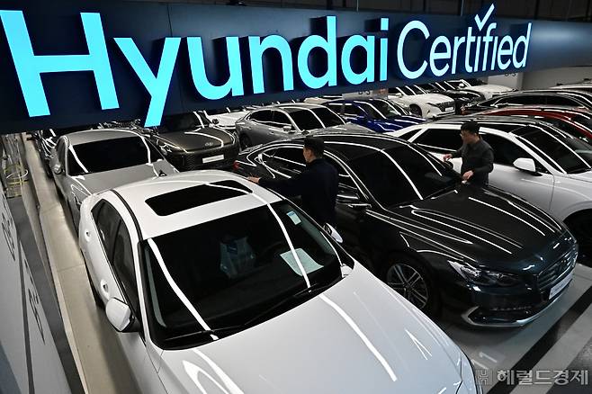 현대자동차가 24일부터 인증중고차 판매를 시작했다. 이날 오전 경기도 용인시 기흥구 현대자동차 인증중고차센터에서 관계자들이 차량 출고 준비를 하고 있다. 용인=임세준 기자