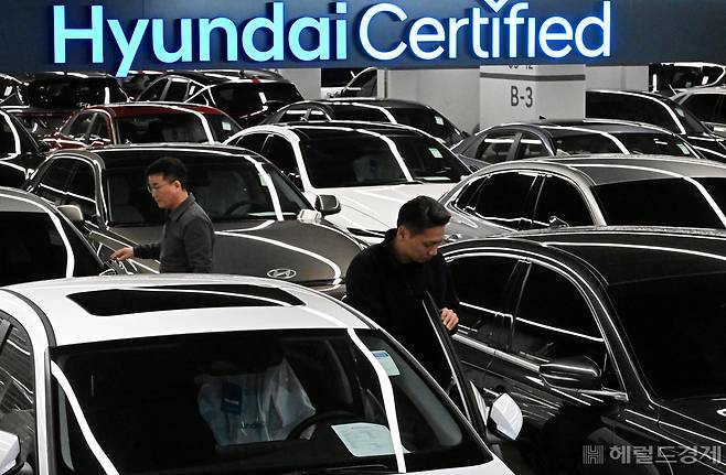 현대자동차가 24일부터 인증중고차 판매를 시작했다. 이날 오전 경기도 용인시 기흥구 현대자동차 인증중고차센터에서 관계자들이 차량 출고 준비를 하고 있다. 용인=임세준 기자