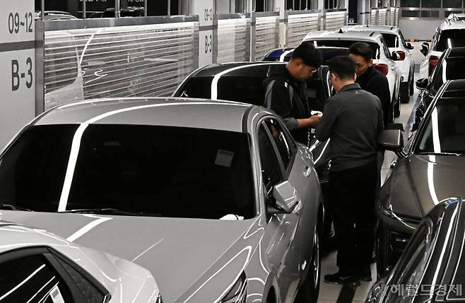 현대자동차가 24일부터 인증중고차 판매를 시작했다. 이날 오전 경기도 용인시 기흥구 현대자동차 인증중고차센터에서 관계자들이 차량 출고 준비를 하고 있다. 용인=임세준 기자