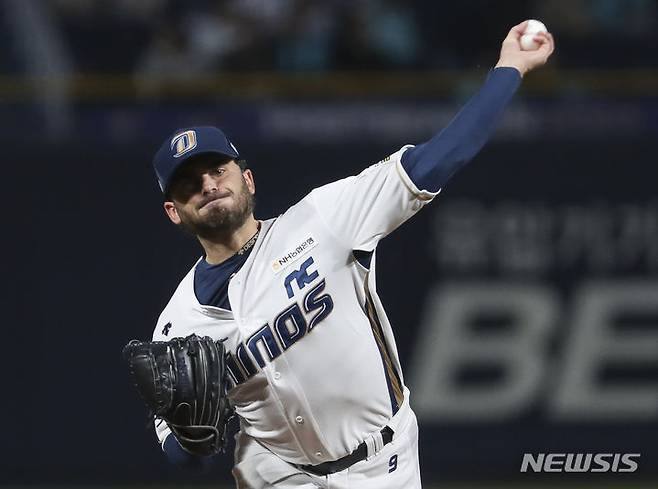 [창원=뉴시스] 김근수 기자 = 19일 경남 창원시 마산회원구 창원NC파크에서열린 2023 KBO 포스트시즌 와일드카드 결정 1차전 두산 베어스와 NC 다이노스의 경기, 1회초 NC 선발투수 태너가 역투하고 있다. 2023.10.19. ks@newsis.com