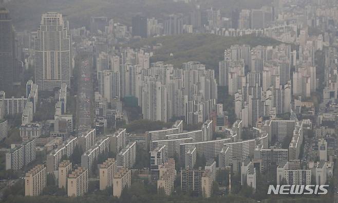 [서울=뉴시스] 권창회 기자 = 서울 송파구 롯데월드타워 서울스카이에서 바라본 아파트단지 모습. 2023.04.11. kch0523@newsis.com