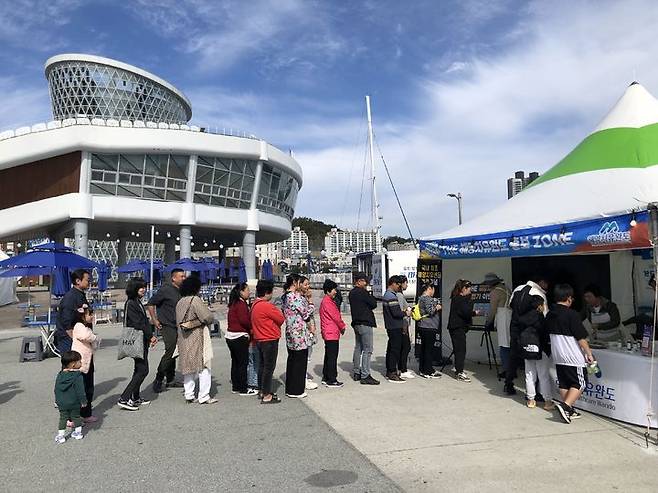 [광주=뉴시스] 구길용 기자 = 완도군은 24일 '2023 청정완도 가을 섬 여행'에 하루 최대 1000여명이 완도해변공원을 찾는 등 관광객들의 발길이 이어지고 있다고 밝혔다. (사진=완도군 제공). 2023.10.24. photo@newsis.com *재판매 및 DB 금지