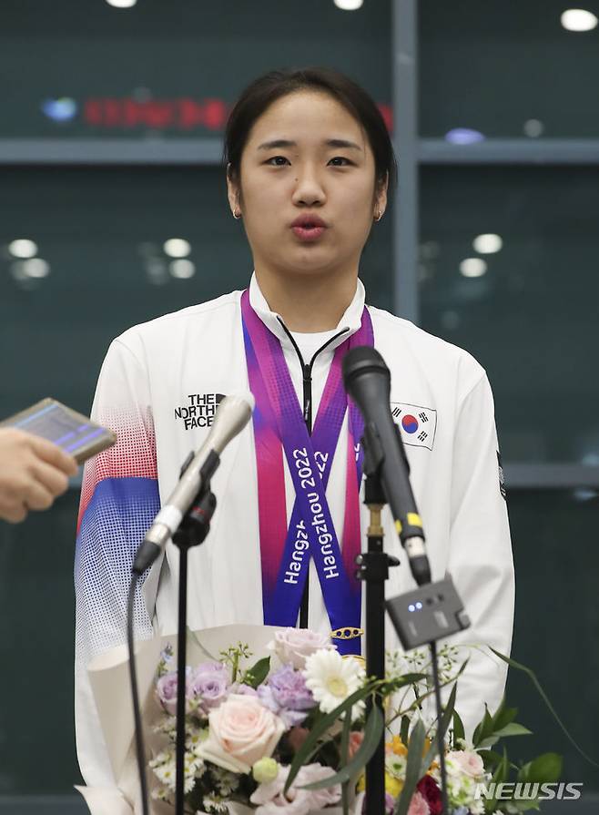 [인천공항=뉴시스] 김근수 기자 = 2022 항저우 아시안게임 대한민국 배드민턴 안세영 선수가 8일 인천국제공항 제1여객터미널 입국장 앞에서 열린 환영행사에서 취재진 질문에 답하고 있다. 2023.10.08. ks@newsis.com