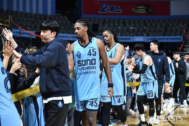 [서울=뉴시스]프로농구 고양 소노 선수단 (사진 = KBL 제공)