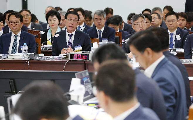 지난 20일 부산 영도구 한국해양과학기술원에서 열린 국회 농림축산식품해양수산위원회 해양경찰청, 수협, 부산항만공사 등에 대한 국정감사에서 노동진 수협중앙회장이 후쿠시마 오염수 관련 질의에 답변하고 있다. 연합뉴스