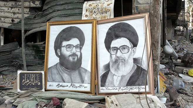 헤즈볼라 지도자 하산 나스랄라와 이란의 아야톨라 호메이니의 초상화
