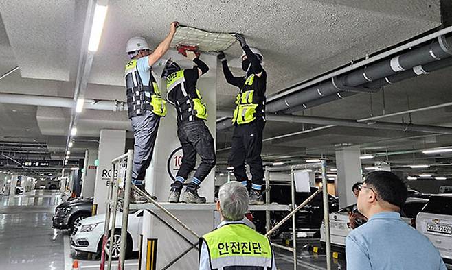 무량판 공법이 적용된 지역 민간 아파트에 대한 건축물 정밀 안전 점검을 하고 있다. 전남도 제공