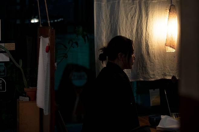 이태원 참사 현장에 있었던 김초롱씨는 최근 지난 1년간의 경험을 글로 엮은 책 〈제가 참사 생존자인가요〉를 펴냈다. ⓒ시사IN 박미소