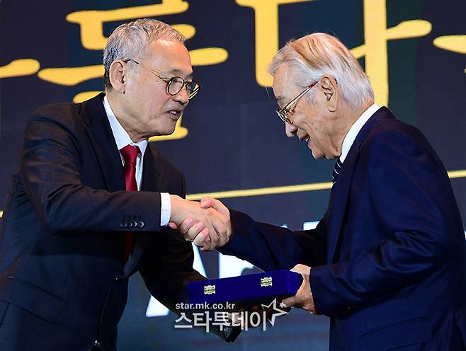 문화체육관광부 유인촌 장관(왼쪽)이 배우 이순재에게 공로상을 전달하고 있다. <강영국 기자>