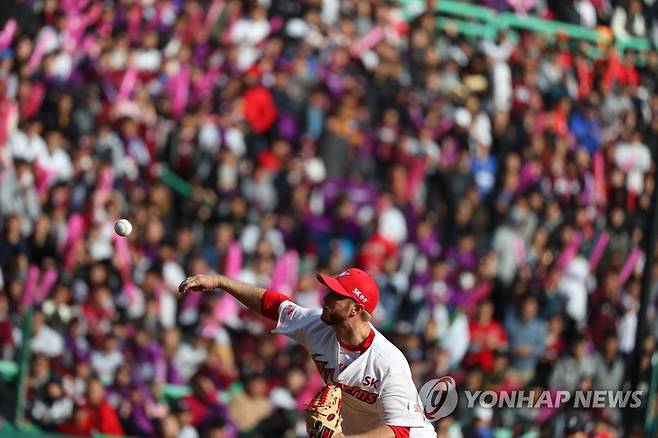 만원 관중 속에 2018년 KBO리그 포스트시즌서 역투하는 켈리 [연합뉴스 자료사진]