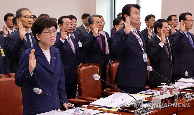 증인선서하는 가스공사 사장 (서울=연합뉴스) 한상균 기자 = 24일 국회 산업통상자원중소벤처기업위원회 국정감사에서 최연혜 한국가스공사 사장이 증인선서를 하고 있다. 2023.10.24 xyz@yna.co.kr