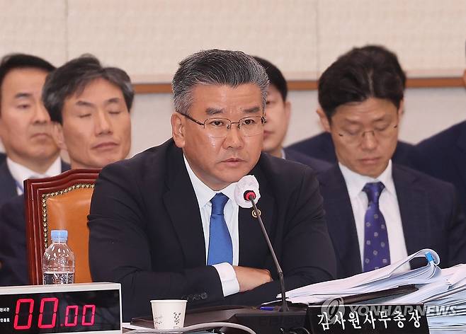 답변하는 유병호 감사원 사무총장 (서울=연합뉴스) 이정훈 기자 = 유병호 감사원 사무총장이 13일 국회 법제사법위원회에서 열린 감사원에 대한 국정감사에서 의원질의에 답변하고 있다. 2023.10.13 uwg806@yna.co.kr