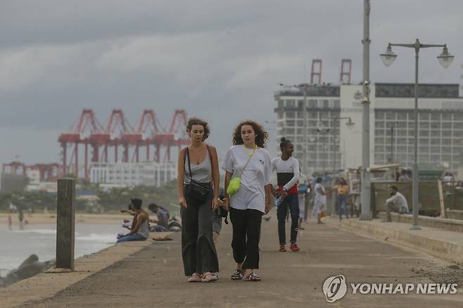 스리랑카 콜롬보 해변을 걷는 외국인 관광객들 [EPA 연합뉴스 자료사진. 재판매 및 DB 금지]