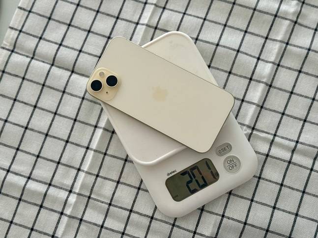 아이폰15 플러스의 무게는 201g이다. /사진=백유진 기자 byj@