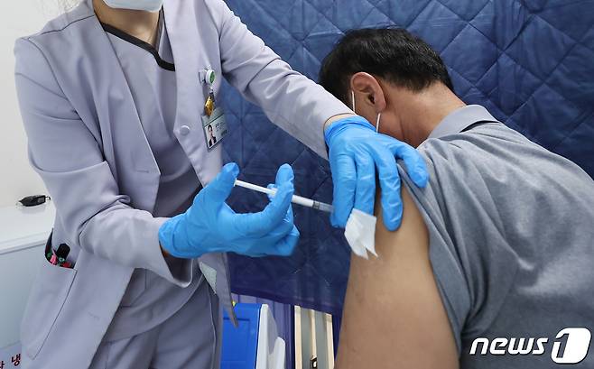 코로나19 백신 무료접종이 시작된 19일 서울 강서구 부민병원을 찾은 어르신이 코로나19 백신을 접종 받고 있다. /뉴스1 ⓒ News1 김도우 기자