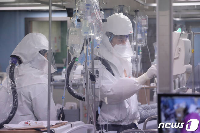 경기도의 한 병원 중환자실에서 의료진들이 코로나19 중증환자를 돌보고 있는 모습. /뉴스1 ⓒ News1 김영운 기자
