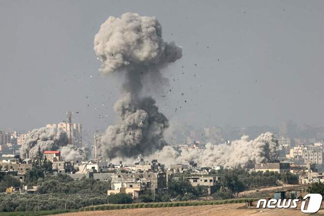 23일(현지시간) 팔레스타인 무장 정파 하마스의 기습 공격에 대응한 이스라엘 군의 포격을 받은 가자 지구서 연기가 솟아 오르는 모습이 스데로트에서 보인다. 2023.10.24 ⓒ AFP=뉴스1 ⓒ News1 우동명 기자