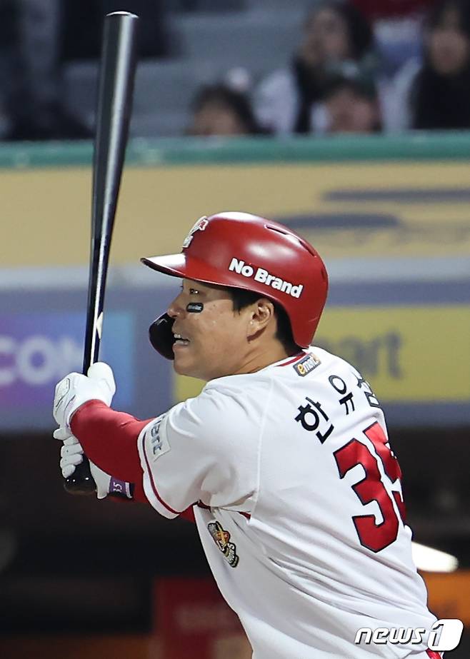 23일 오후 인천 SSG랜더스필드에서 열린 프로야구 '2023 신한은행 SOL KBO 포스트시즌' 준플레이오프 2차전 NC 다이노스와 SSG 랜더스의 경기, 6회말 1사 주자없는 상황에서 SSG 한유섬이 솔로 홈런을 치고 있다. 2023.10.23/뉴스1 ⓒ News1 김도우 기자