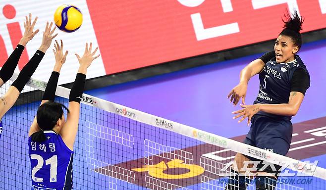 GS칼텍스 실바가  IBK기업은행 임혜림의 블로킹 사이로 스파이크를 강타하고 있다.