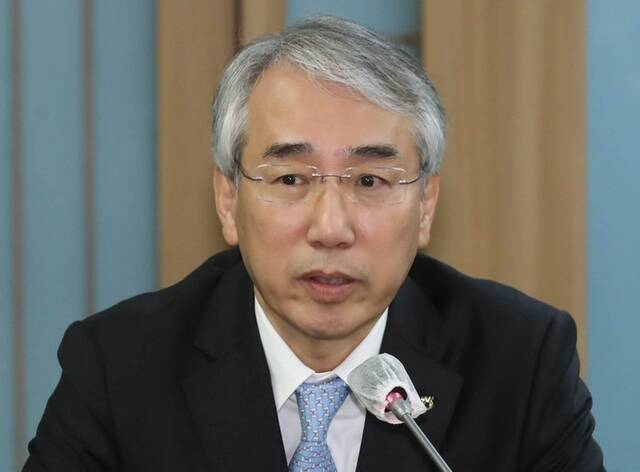 이석준 NH농협금융 회장이 '낙하산 인사' 꼬리표를 떼지 못하고 있다. /뉴시스