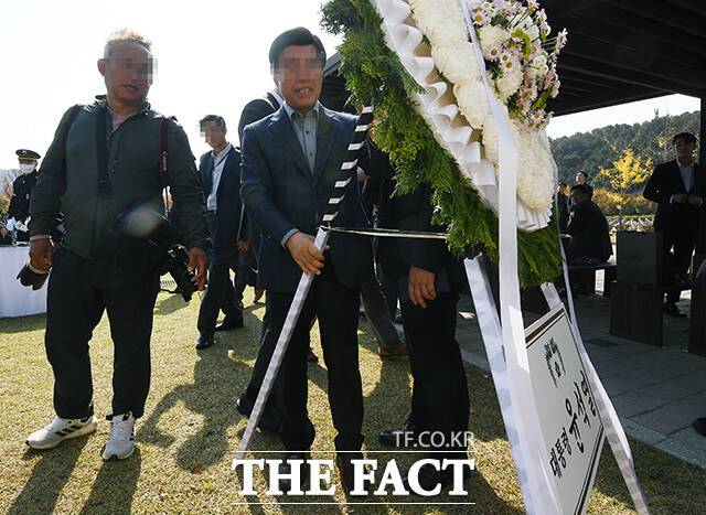 25일 오전 국립대전현충원에서 홍범도 장군 순국 제80주기 추모식이 열린 가운데 일부 참석자들이 윤석열 대통령의 화환 설치와 관련해 항의를 하고 있다. /대전=이동률 기자