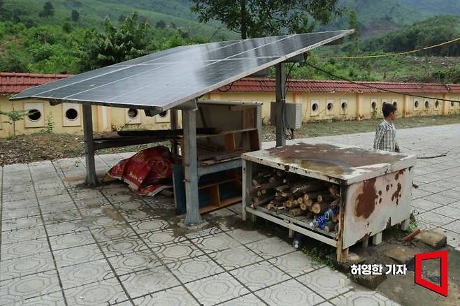 베트남 꽝빈성 빈 라오 콘 마을 학교에 설치된 태양광 발전소 패널. 배터리는 없어지고 배터리함에는 장작이 쌓여 있다. 사진=허영한 기자 younghan@