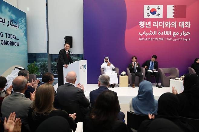 카타르를 국빈 방문 중인 윤석열 대통령이 25일(현지 시각) 도하 인근 에듀케이션 시티의 하마드 빈 칼리파 대학에서 열린 '청년 리더와의 대화'에서 발언을 마친 뒤 박수받고 있다./연합뉴스