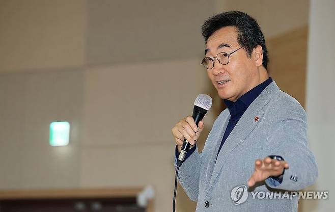 이낙연 전 더불어민주당 대표가 지난달 22일 오후 제주대 사회과학대학 중강당에서 특별 강연을 하고 있다. 연합뉴스