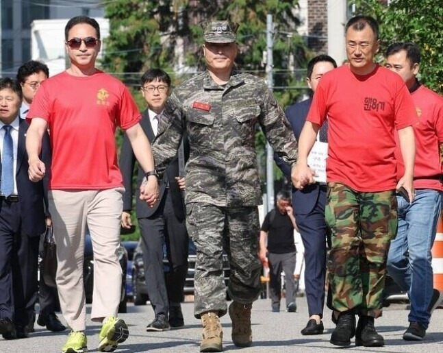 해병대원 순직사건 축소 외압 의혹을 폭로했다가 항명 혐의로 입건된 박정훈 전 해병대 수사단장(대령)이 예비역 동기생들과 두 손을 꼭 잡은 채 지난달 1일 오전 구속 전 피의자 심문(영장실질심사)을 받으러 서울 용산 군사법원으로 들어가고 있다. 김정효 기자 hyopd@hani.co.kr