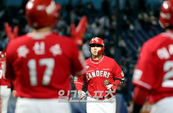 '2023 신한은행 SOL KBO 포스트시즌' SSG 랜더스와 NC 다이노스의 준플레이오프 3차전 경기가 25일 오후 창원 NC파크에서 열렸다. SSG 최정이 2회 좌월 만루홈런을 날리고 선행주자들의 환영을 받고 있다. 창원=정시종 기자 